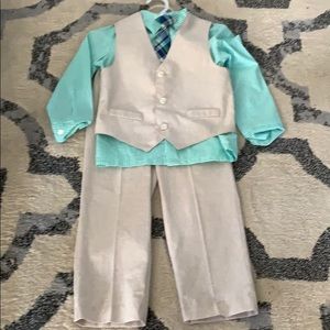 Boys IZOD 4 piece dress suit. Size 5.